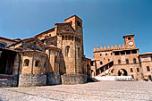 Castell'Arquato (Piacenza) - piazza alta con il palazzo Pretorio (del Podest) e la parte absidale della Collegiata di Santa Maria Assunta. 